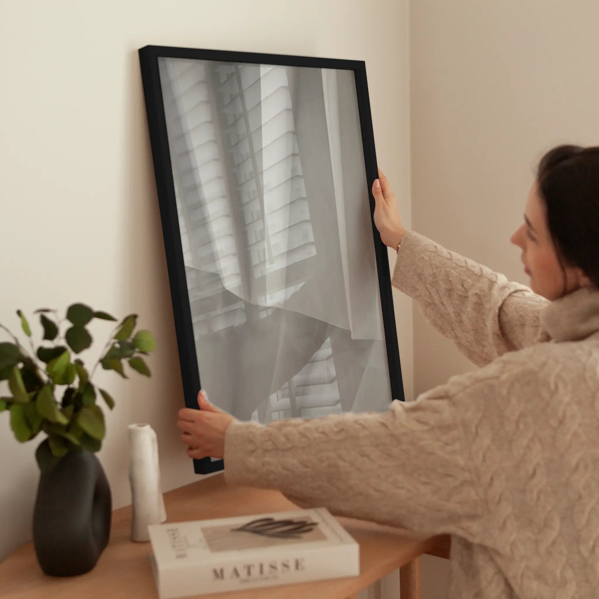 Grey Drapes wird aufgehängt