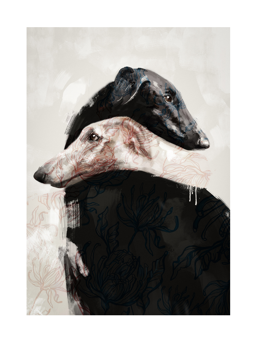 Zwei Greyhounds mit floral gemustertem Fell vor einem beigen Hintergrund.