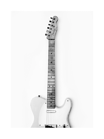 Schwarz-Weiß-Fotografie einer E-Gitarre vor einem weißen Hintergrund.