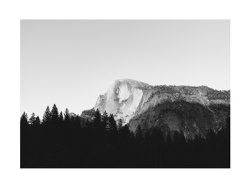 Schwarz-weiß-Fotografie des Half Dome im Yosemite-Nationalpark mit klarem Himmel im Hintergrund.