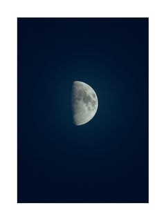Fotografie eines Halbmondes vor einem dunklen Himmel.