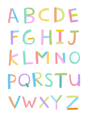 Ein Poster mit dem Alphabet in bunten Farben auf weißem Hintergrund.