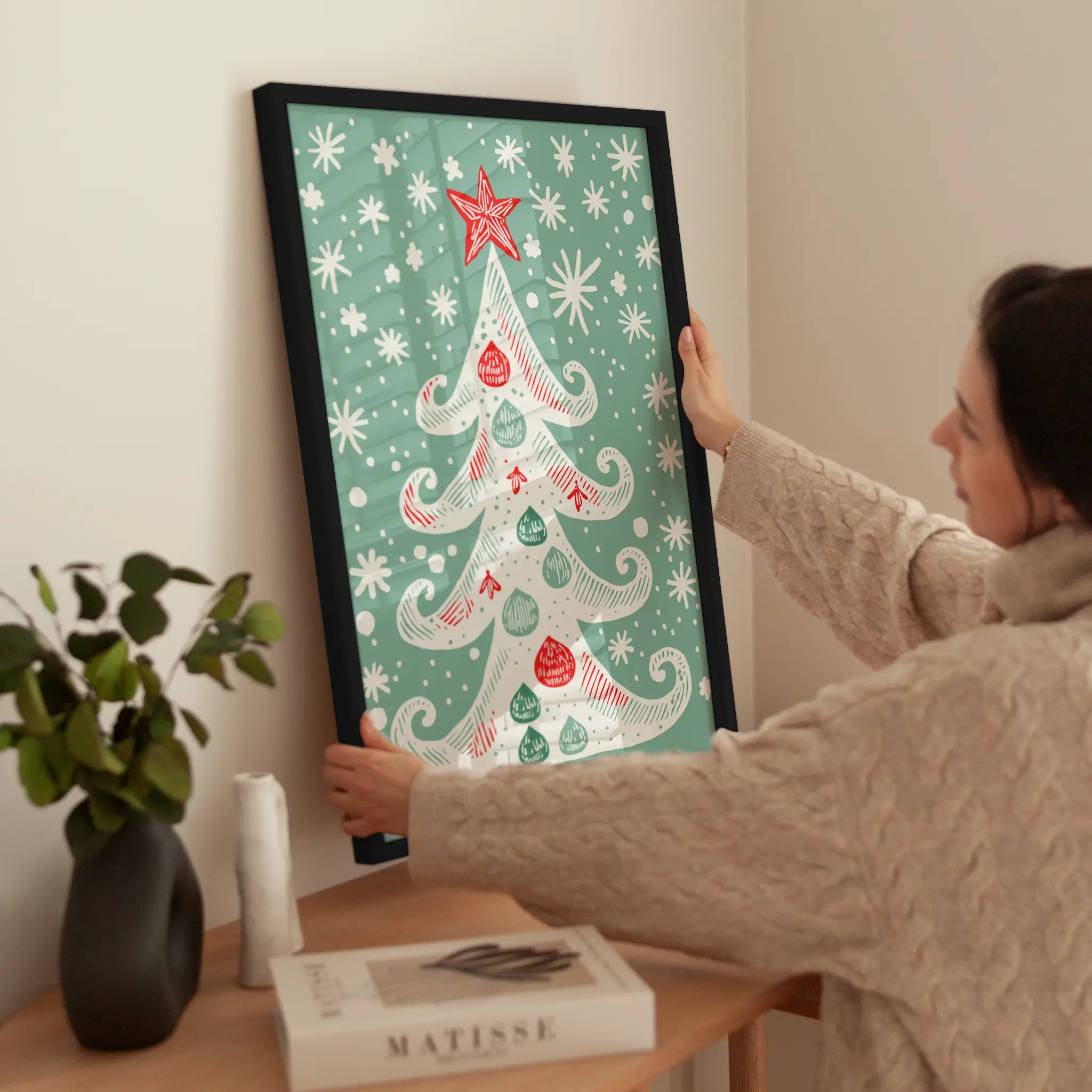 Handdrawn Christmas Tree wird aufgehängt