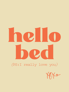 Typografieposter mit dem Text „hello bed (PS: I really love you)“ in Rot auf beigem Hintergrund.