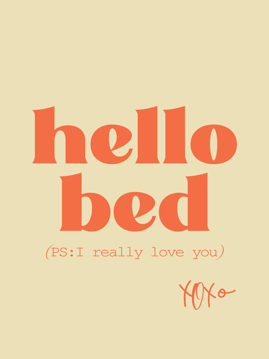 Typografieposter mit dem Text „hello bed (PS: I really love you)“ in Rot auf beigem Hintergrund.