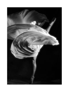 Schwarz-weiß-Fotografie einer tanzenden Ballerina in einem weißen Kleid.