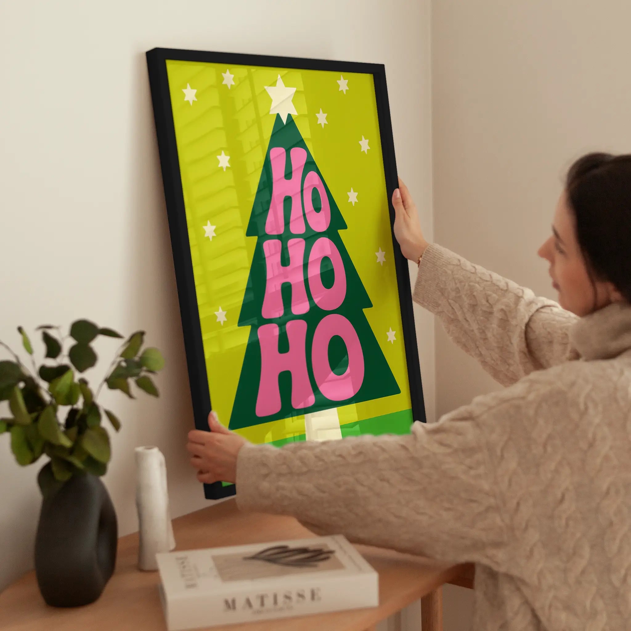 Ho Ho Ho Christmas Tree wird aufgehängt