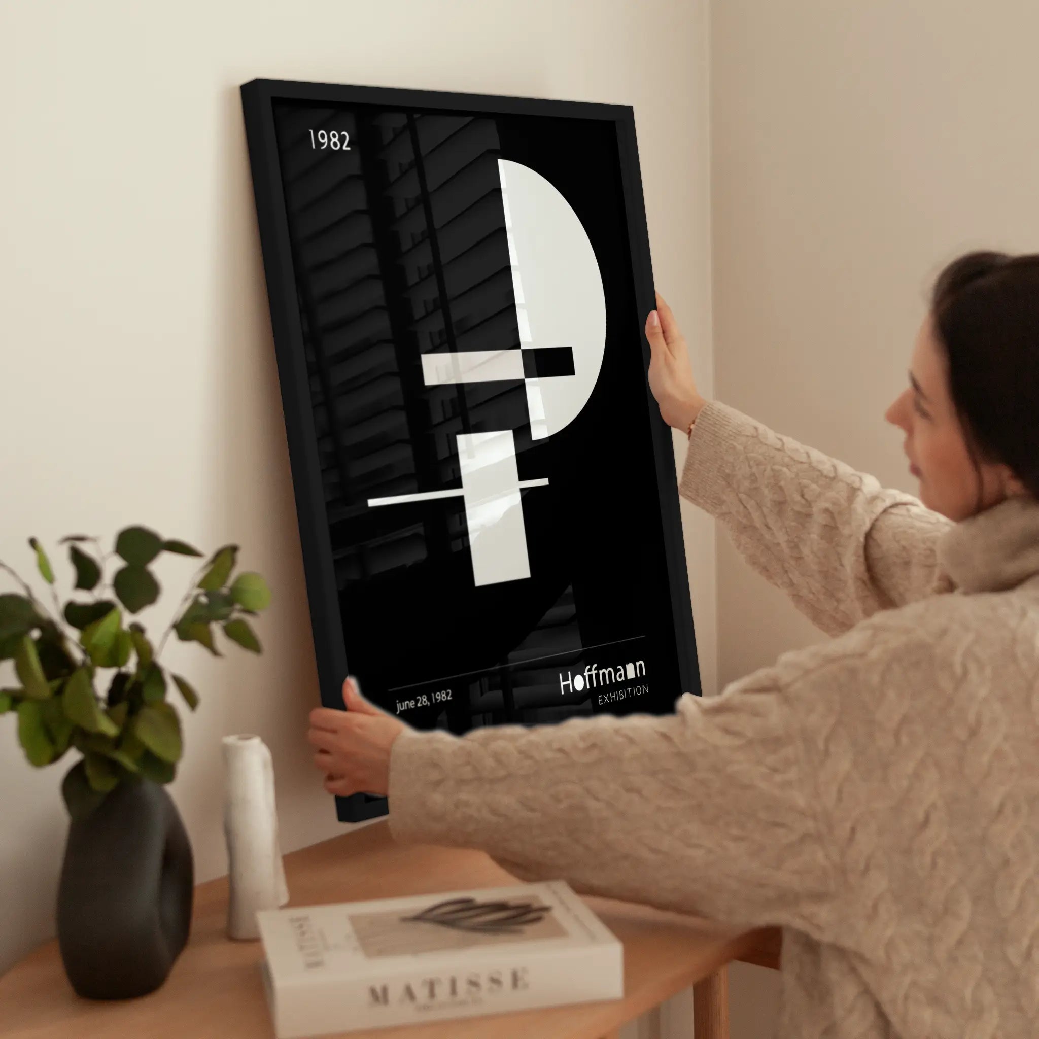 Hoffmann Exhibition wird aufgehängt