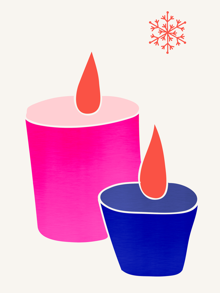 Zwei brennende Kerzen in Blau und Pink vor einem beigen Hintergrund mit einer roten Schneeflocke.