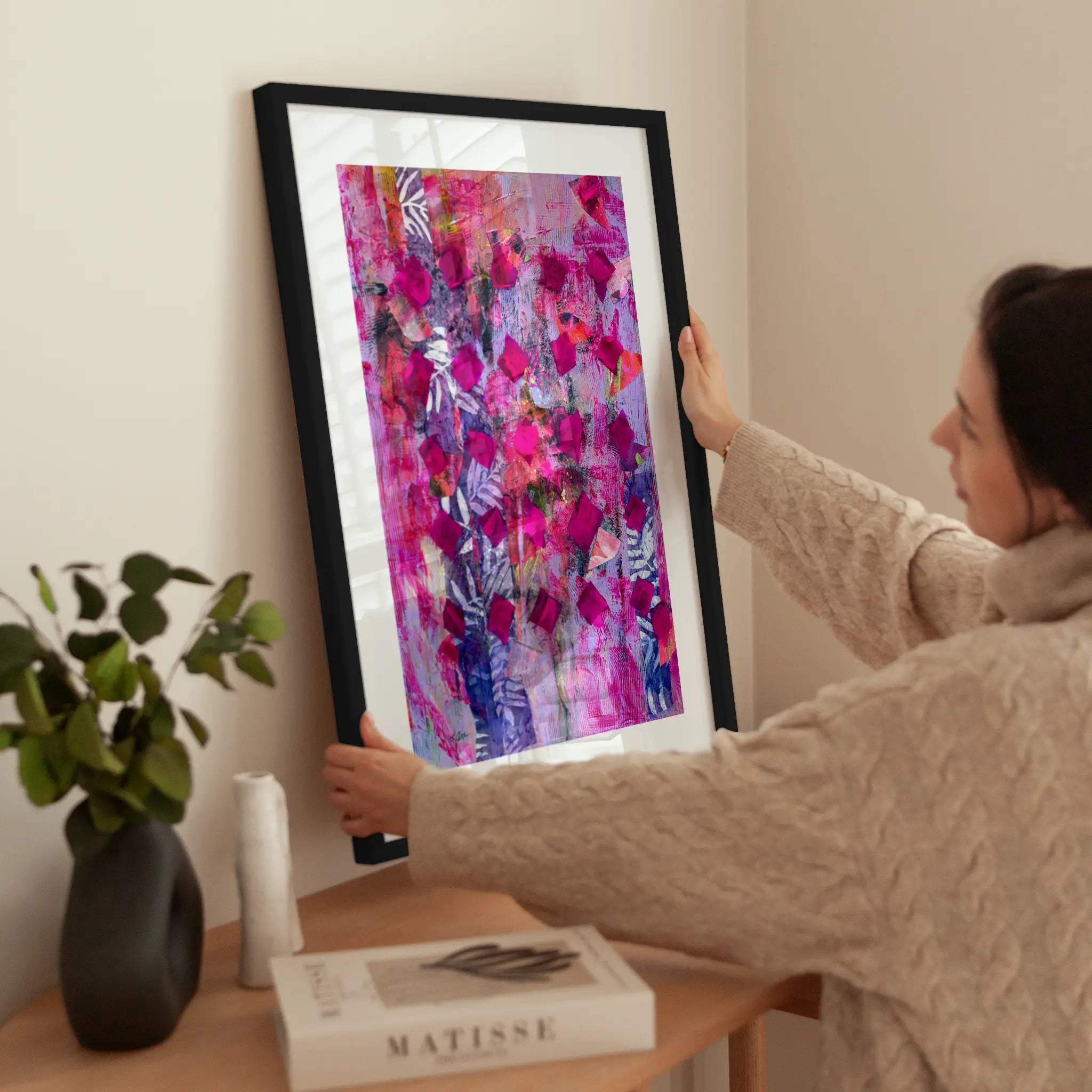 Hot Pink Collage wird aufgehängt
