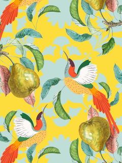 Ein farbenfrohes Muster mit fliegenden Kolibris reifen Birnen und grünen Blättern auf einem leuchtend gelben Hintergrund.