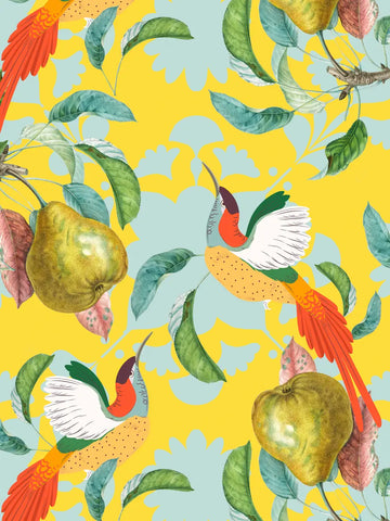 Ein farbenfrohes Muster mit fliegenden Kolibris reifen Birnen und grünen Blättern auf einem leuchtend gelben Hintergrund.