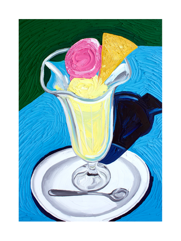 Illustration eines Eisbechers mit rosa Eis und Waffel auf einem Teller, blauer und grüner Hintergrund.