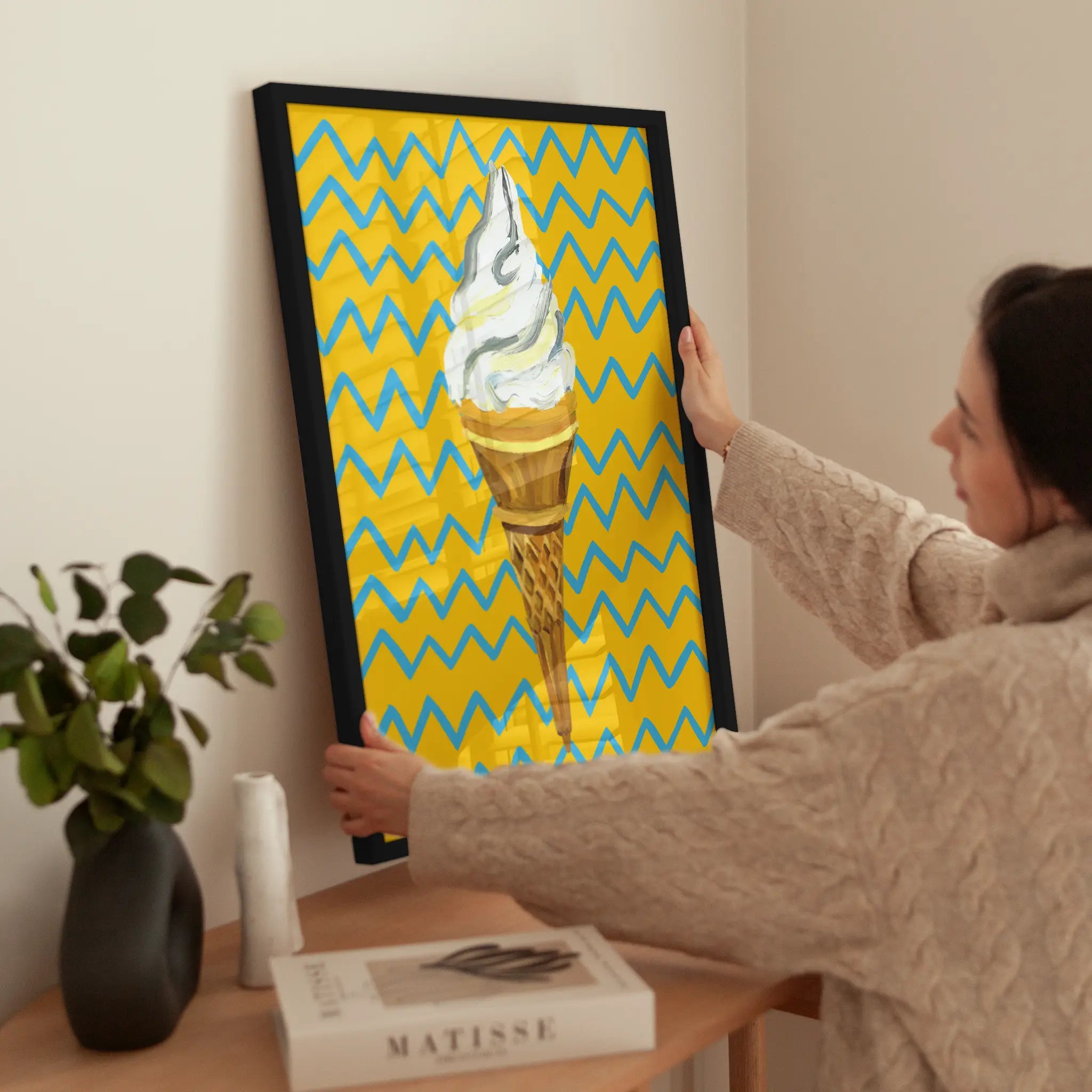 Ice Cream on Yellow wird aufgehängt