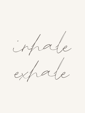 Poster mit dem Zitat „Inhale, exhale“ in grauer Handschrift auf beigem Hintergrund.