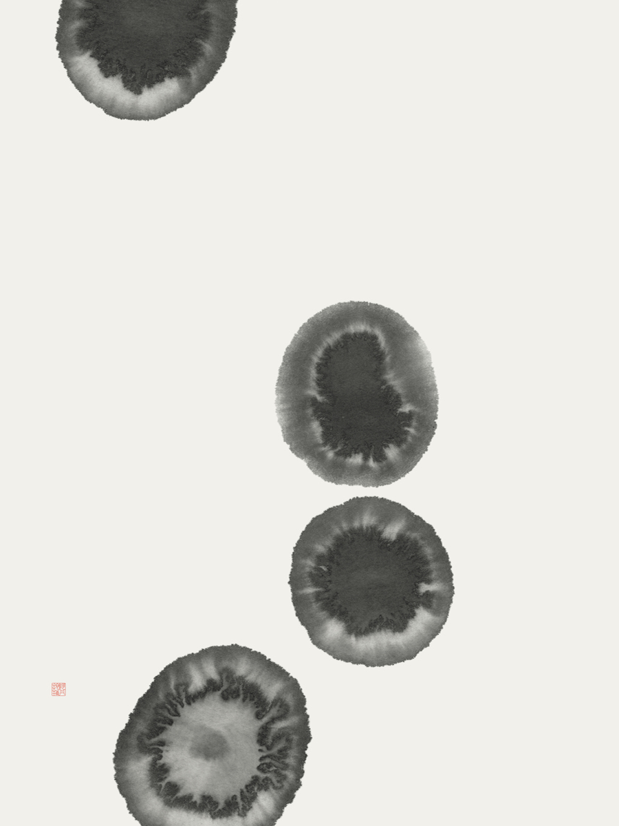 Minimalistisches Poster mit Tintenflecken auf hellem Hintergrund, inspiriert von Zen-Malerei.