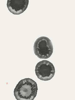 Minimalistisches Poster mit Tintenflecken auf hellem Hintergrund, inspiriert von Zen-Malerei.