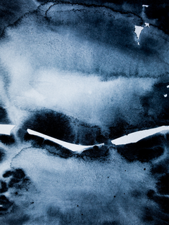 Abstrakte Aquarell-Malerei in Blau und Schwarz mit weißen Details.