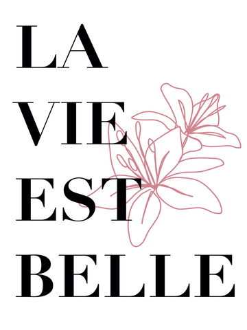 Textposter mit dem Zitat "La vie est belle" und rosa Blumen im Hintergrund.