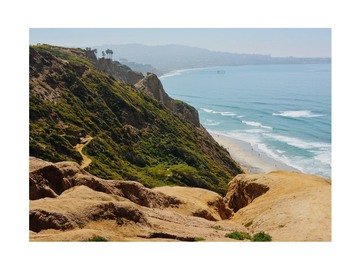 Landschaft von La Jolla in San Diego mit Küste und Hügeln.