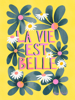 Hellgelbes Poster mit illustrierten Gänseblümchen und dem Zitat „La vie est belle“.