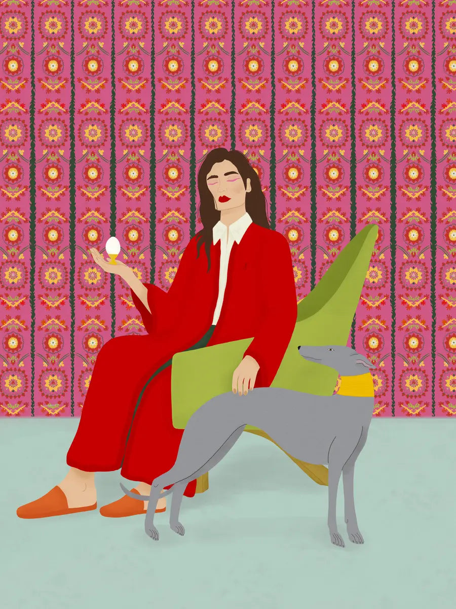 Illustration einer Frau in rotem Outfit auf grünem Stuhl mit grauem Hund vor gemusterter rosa Wand.