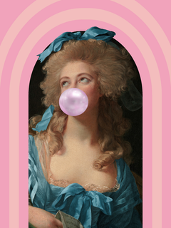 Frau in blauem Kleid, die Kaugummi kaut, vor rosa Bögen und schwarzem Viereck.