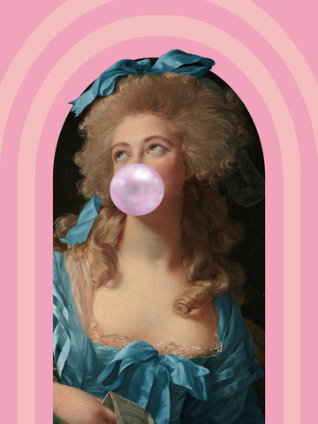 Frau in blauem Kleid, die Kaugummi kaut, vor rosa Bögen und schwarzem Viereck.