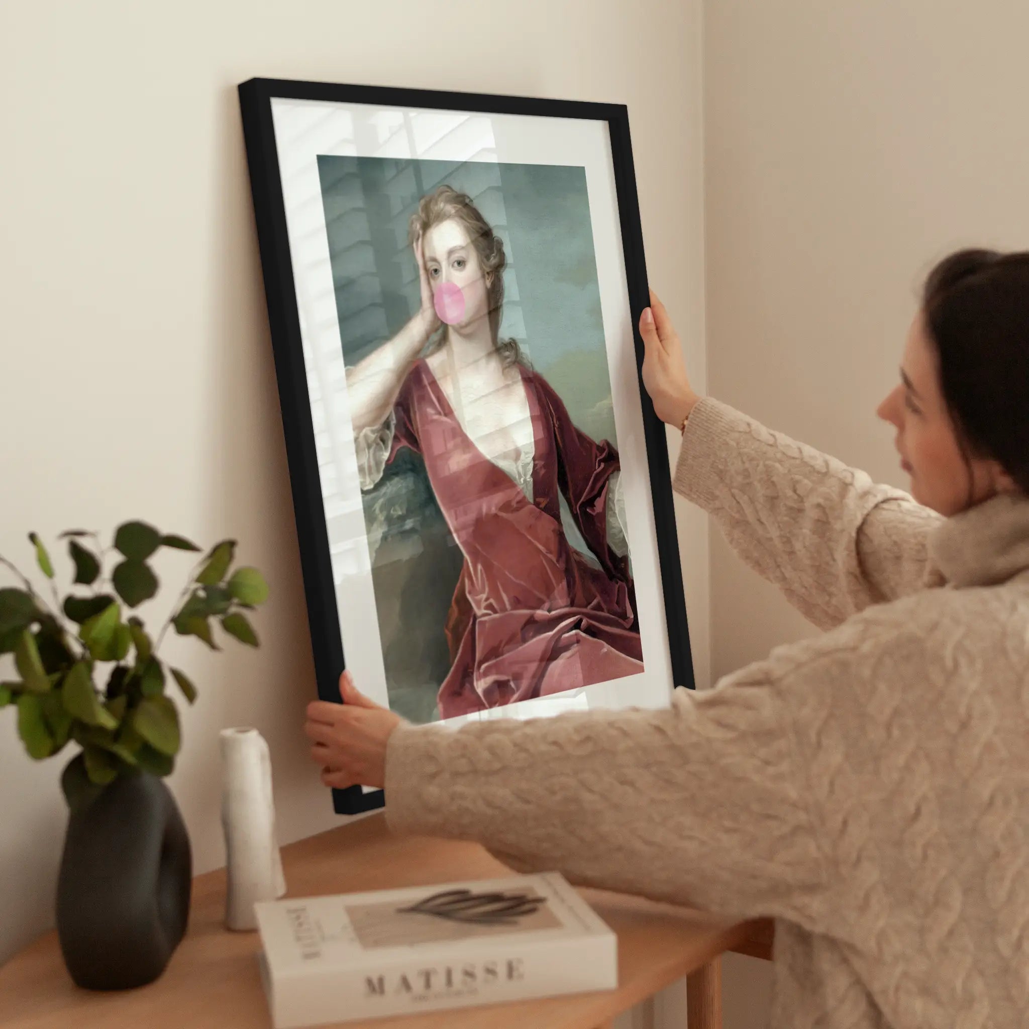 Lady with Chewing Gum wird aufgehängt