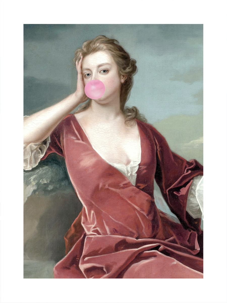 Frau in einem roten Kleid, die einen rosa Kaugummi bläst.