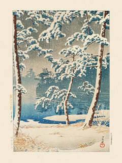 Japanische Landschaftskunst mit verschneiten Bäumen und einem See.