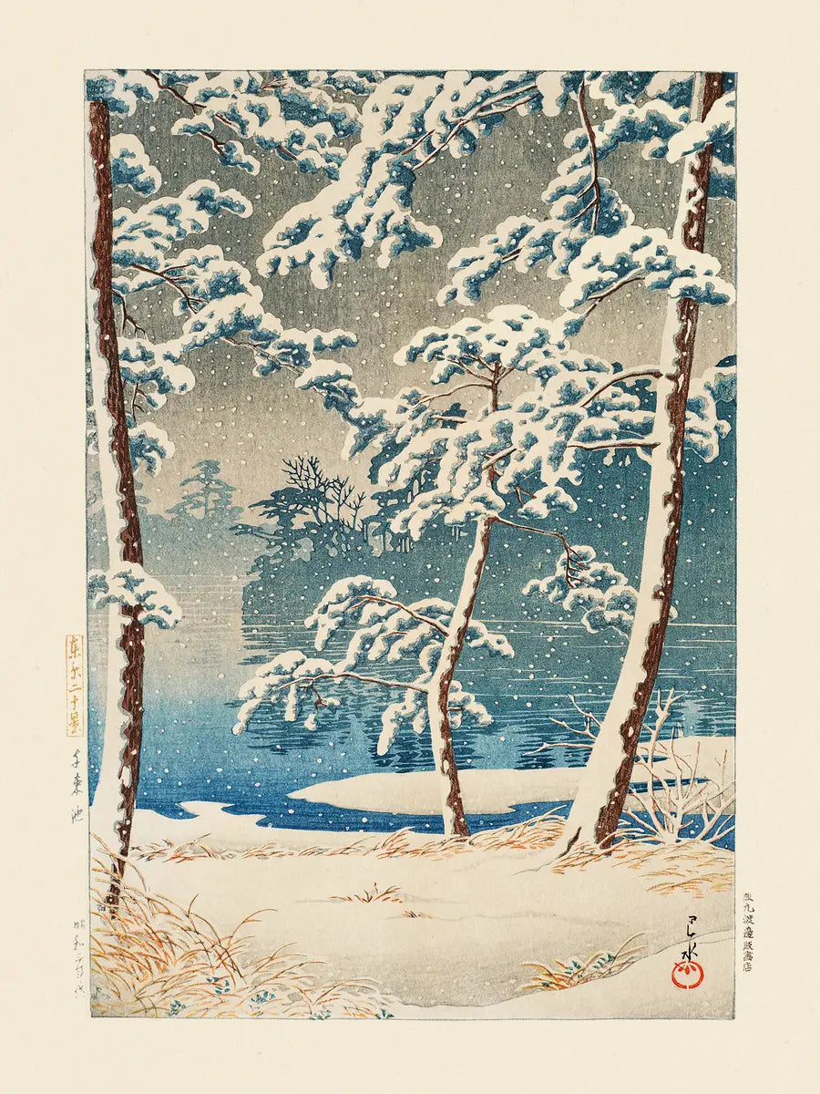 Japanische Landschaftskunst mit verschneiten Bäumen und einem See.