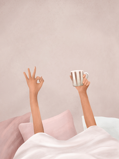 Illustration einer Person im Bett mit Kaffeetasse und Handzeichen vor rosa Hintergrund.