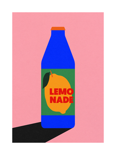 Grafische Illustration einer blauen Limonadenflasche mit gelbem Etikett auf rosa Hintergrund.