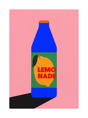 Grafische Illustration einer blauen Limonadenflasche mit gelbem Etikett auf rosa Hintergrund.