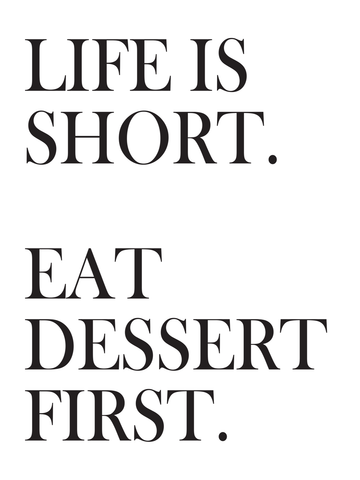 Typografie-Poster mit dem Text „Life is short. Eat dessert first.“ in Schwarz auf weißem Hintergrund.