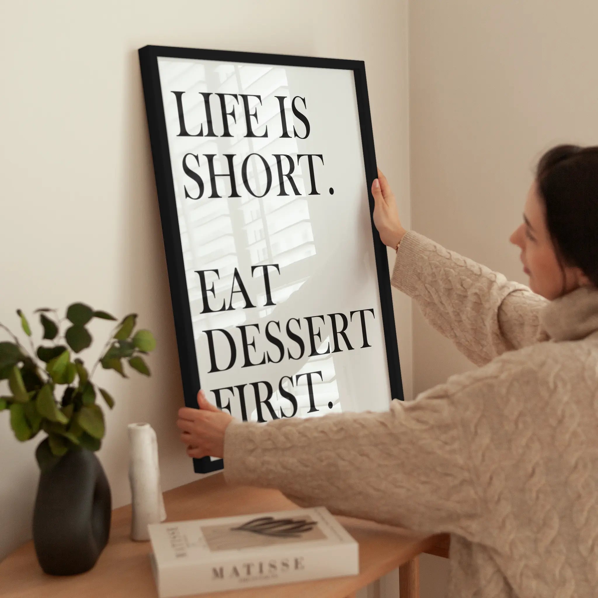 Life Is Short Eat Dessert First wird aufgehängt