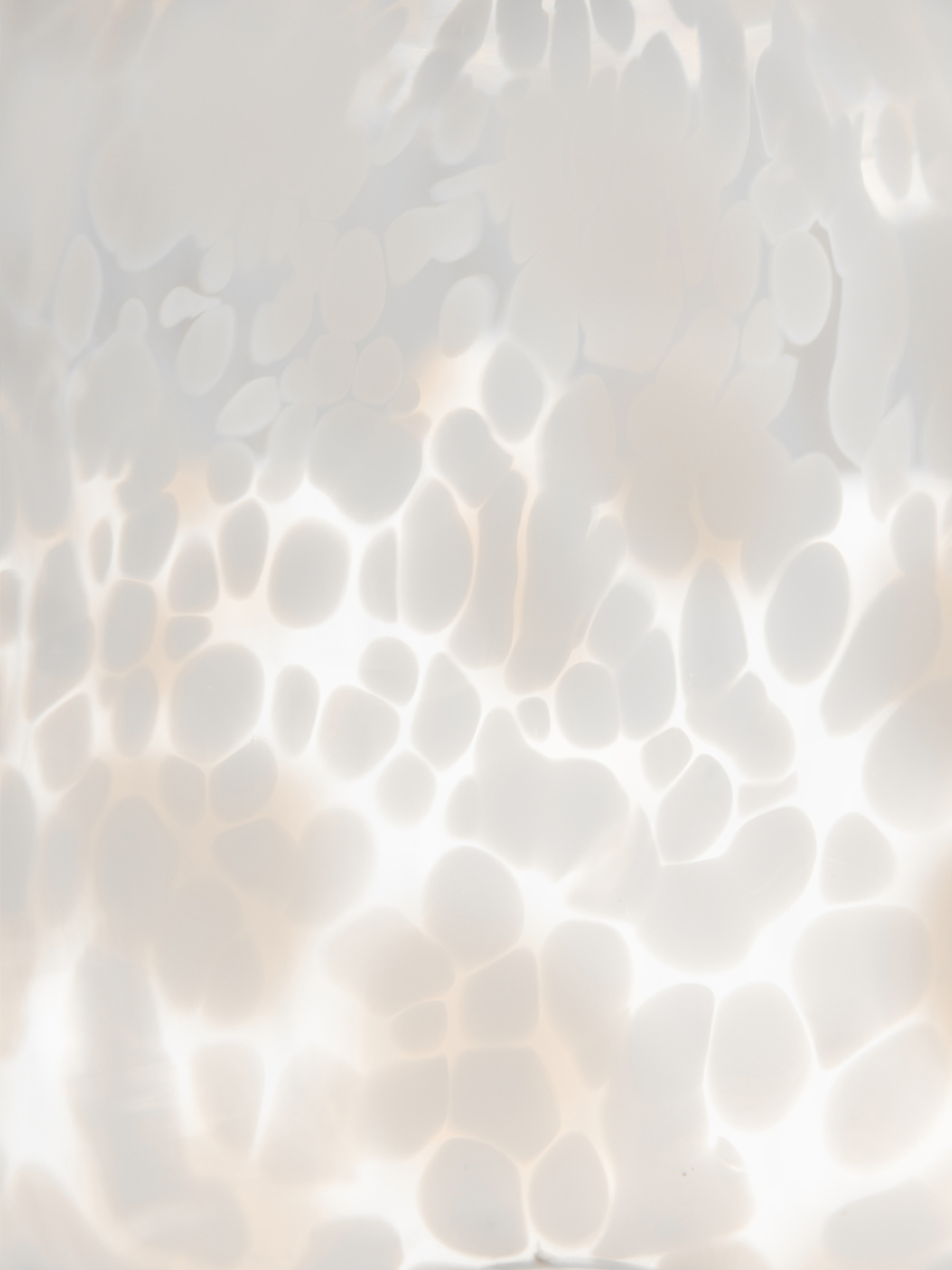 Abstrakte Darstellung von Licht- und Schattenmustern in sanften Weiß- und Grautönen.