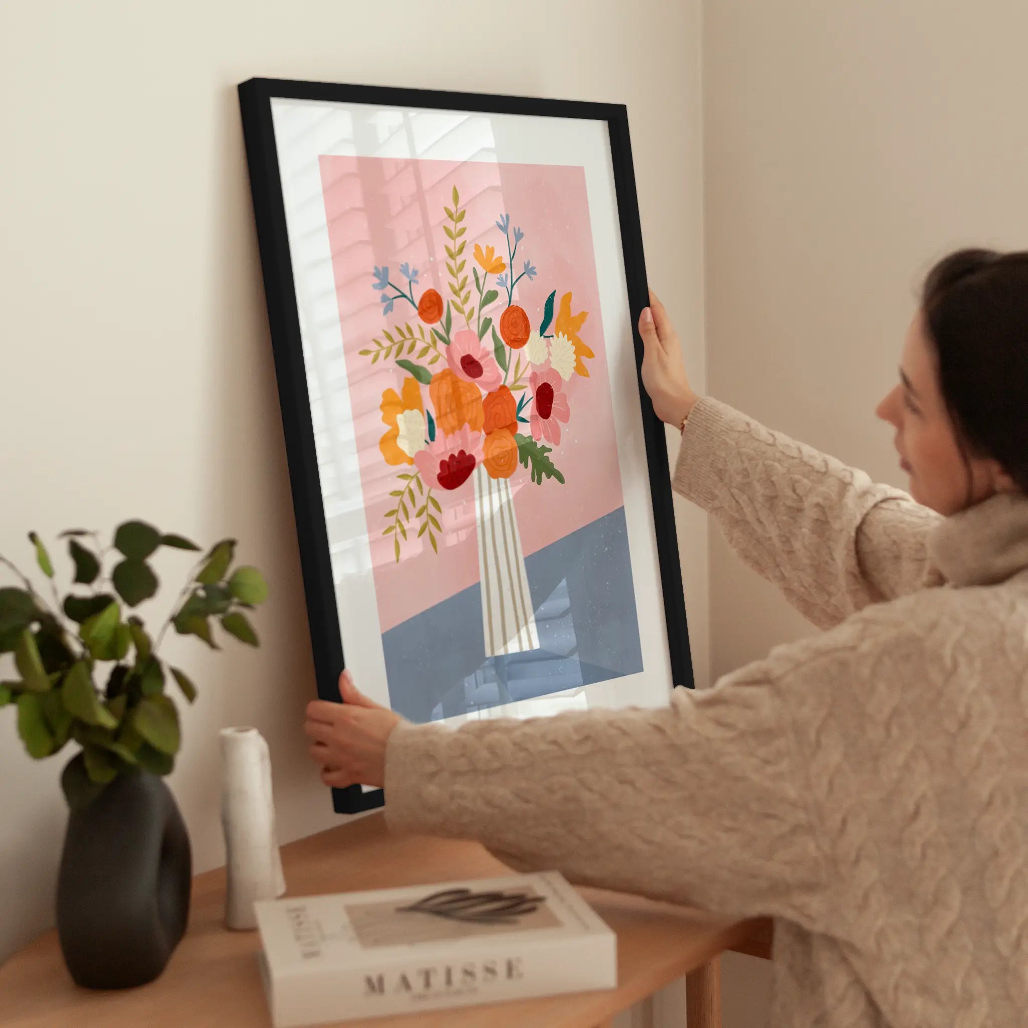 Line Vase with Flowers wird aufgehängt