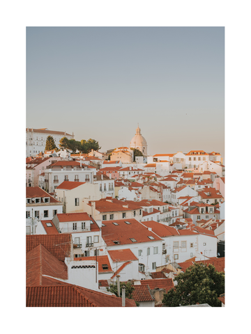Fotografie von Lissabon mit roten Dächern und klarem Himmel.