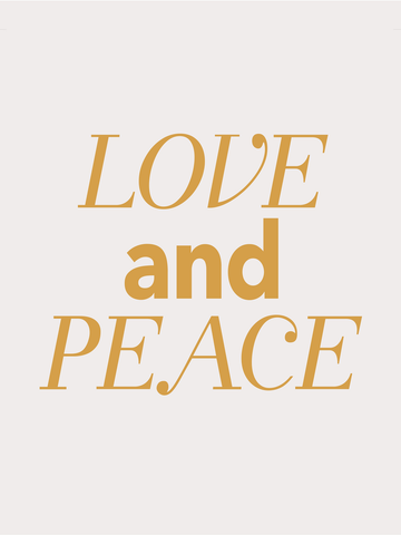 Typografieposter mit dem Zitat Love and Peace in Gelb auf hellgrauem Hintergrund.