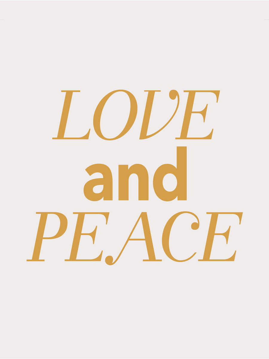Typografieposter mit dem Zitat Love and Peace in Gelb auf hellgrauem Hintergrund.