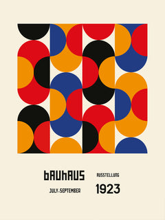 Geometrisches Bauhaus-Design mit quadratischen Formen in Blau, Rot, Schwarz und Gelb auf beigem Hintergrund, Text "Bauhaus Ausstellung 1923".