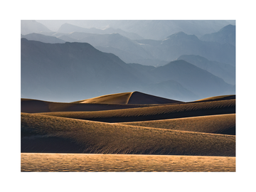 Fotografie der Mesquite Flat Sand Dunes mit Bergen im Hintergrund.