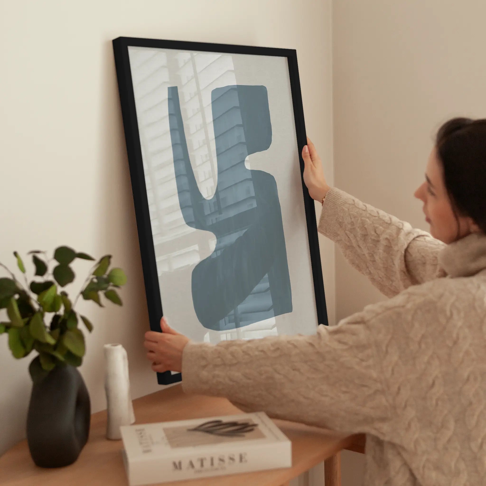 Mid Century Blue No1 wird aufgehängt