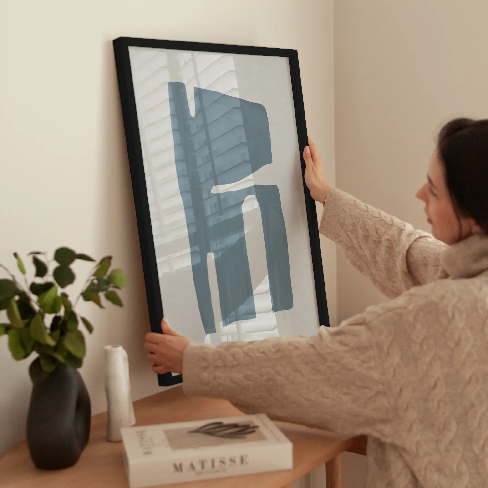 Mid Century Blue No2 wird aufgehängt