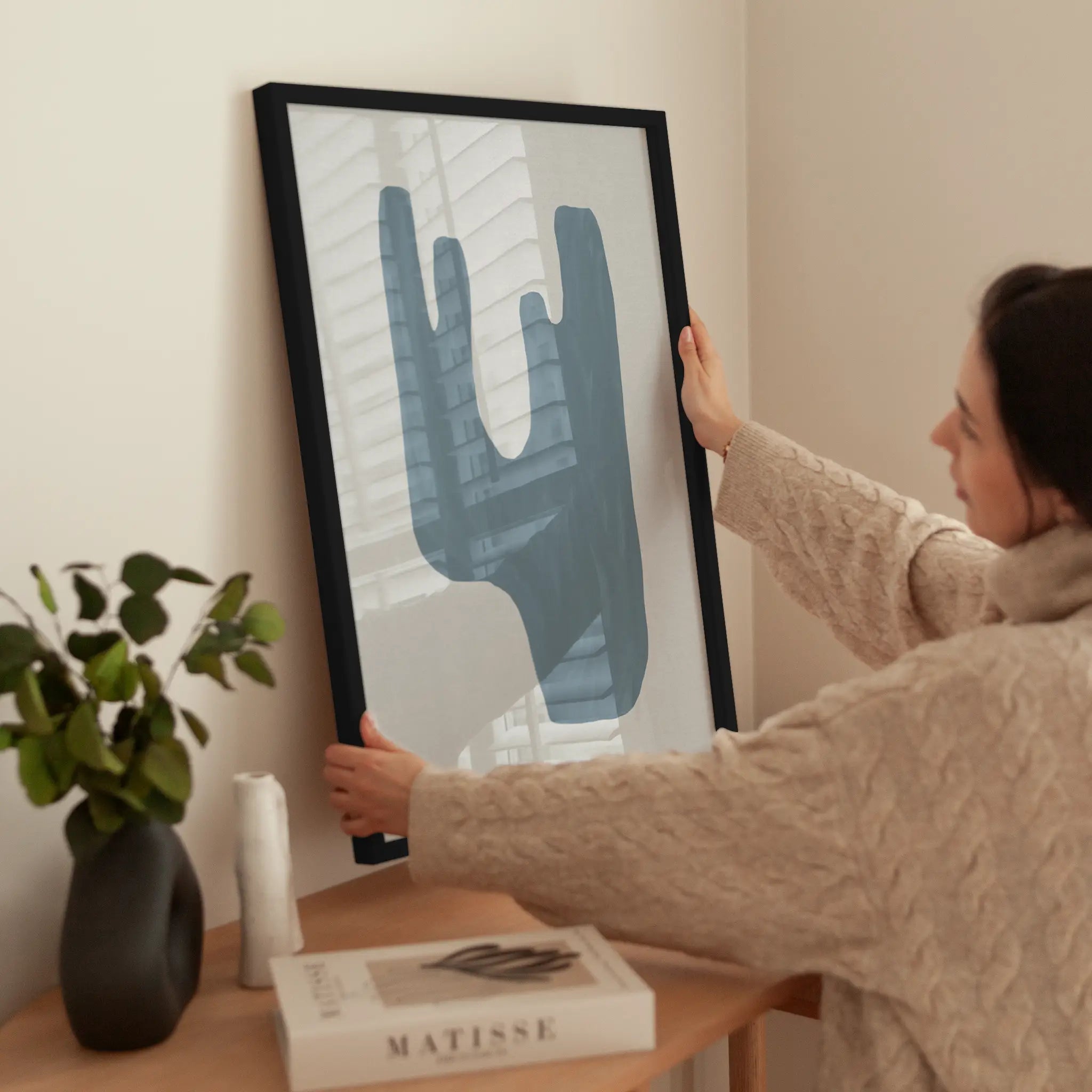 Mid Century Blue No3 wird aufgehängt