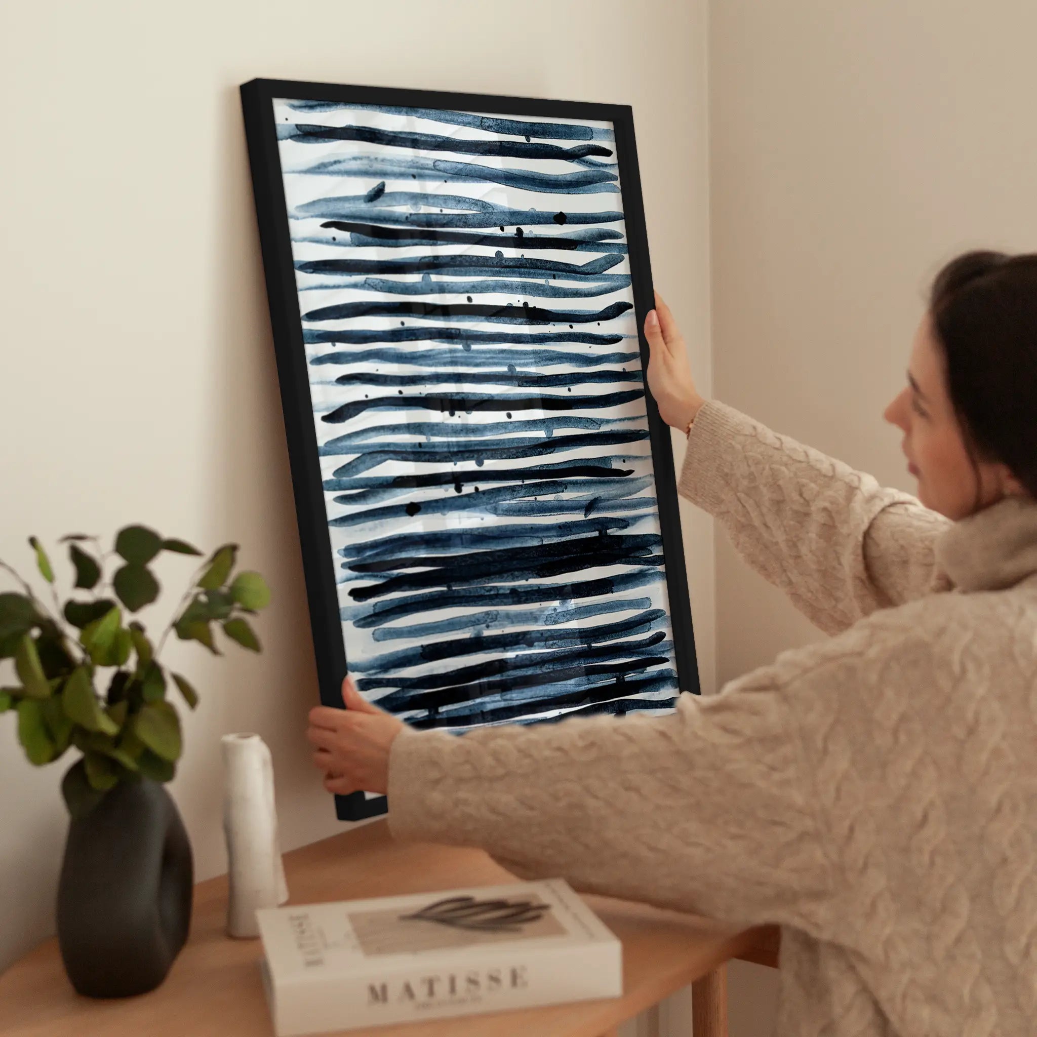 Minimalist Watercolor Stripes wird aufgehängt