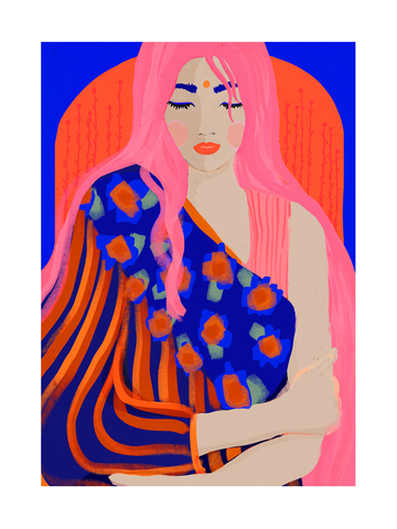 Porträt einer Frau mit rosa Haaren und blauer Bluse vor blauem und orangem Hintergrund.