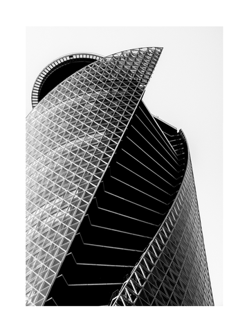 Schwarz-weiß-Fotografie eines modernen, geschwungenen Gebäudes mit geometrischen Mustern.